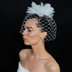 Вуаль из крупной сетки с шелковым цветком