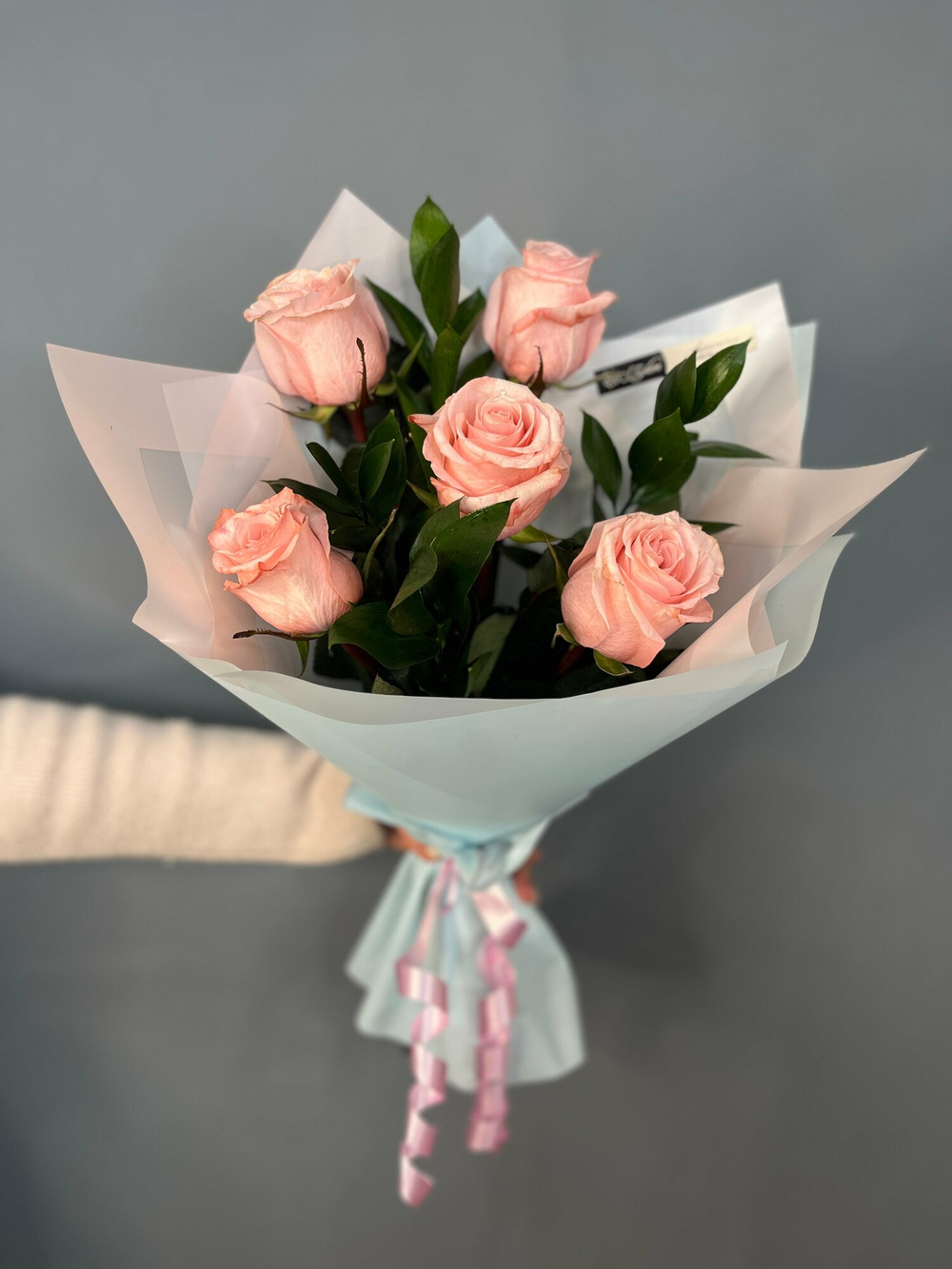 Букет из 5 нежных роз с зеленью в дизайнерской, упаковке с доставкой