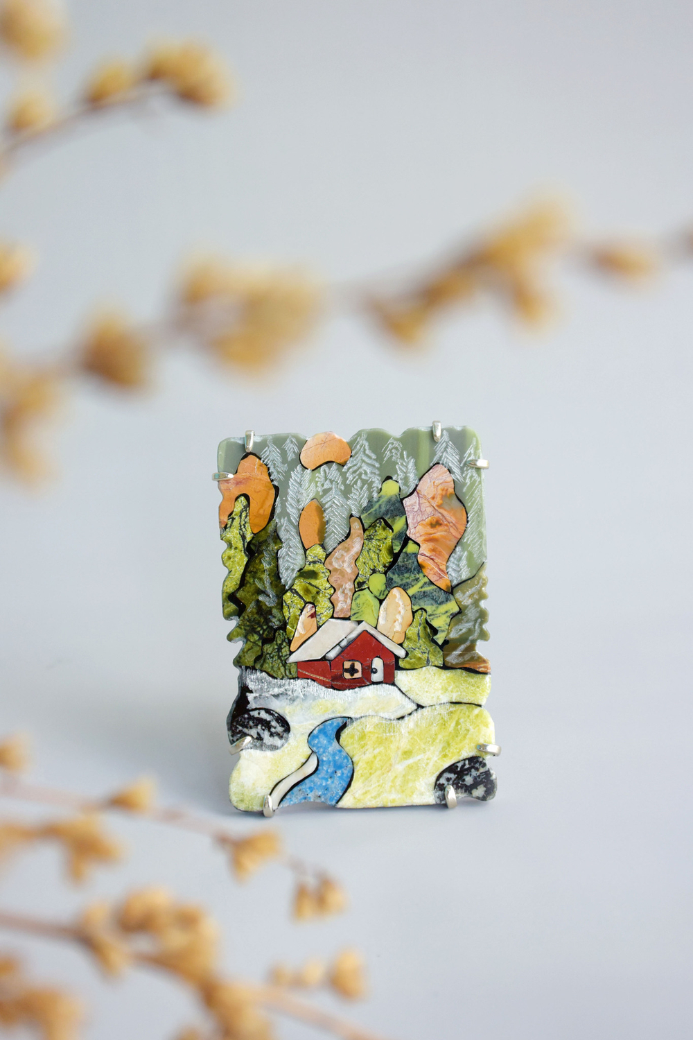 Брошь в технике флорентийской мозаики «Обаяние лесного дома».