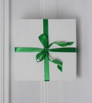 Коробка самосборная  крышка дно 35*35*9,5см Белая с Новым годом