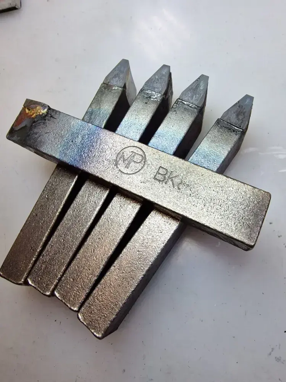 Резец токарный для проточки канавок в шкивах под клиновые ремни 25*16*140 профиль А ВК8