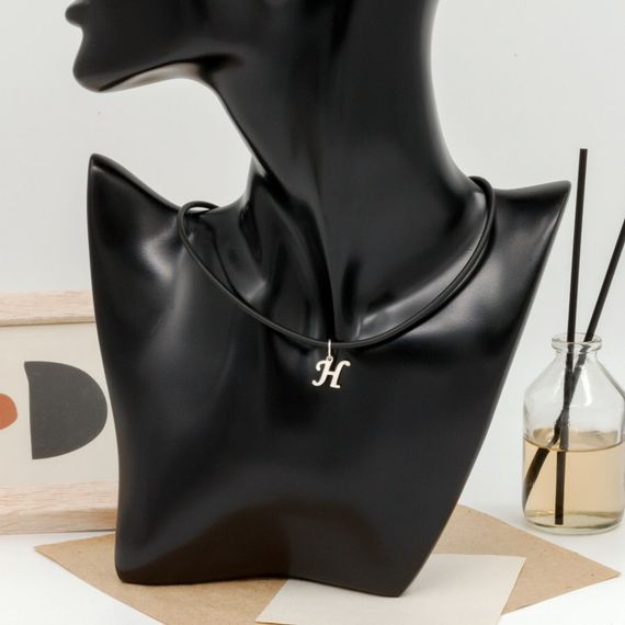 Подвеска в виде буквы Н - кулон из серебра 925 пробы на постаменте