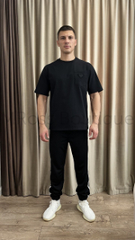 Черная футболка Prada с треугольной нашивкой на грудном кармане