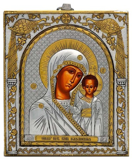 Казанская икона Богородицы в серебряном окладе в античной ризе.