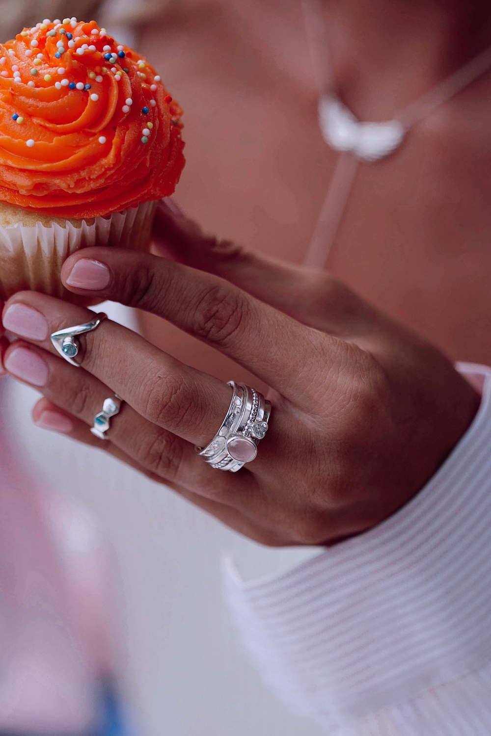 Кольцо «Мозаик» с овальным розовым кварцем и сердечком белый циркон