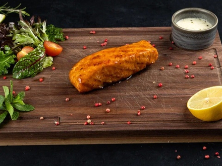 Стейк из лосося с рукколой и соусом "Белое вино"