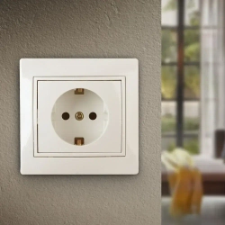 Розетка Intro Plano 1-202-02 с заземлением 2P+E Schuko 16А-250В IP20 скрытой установки слоновая кость