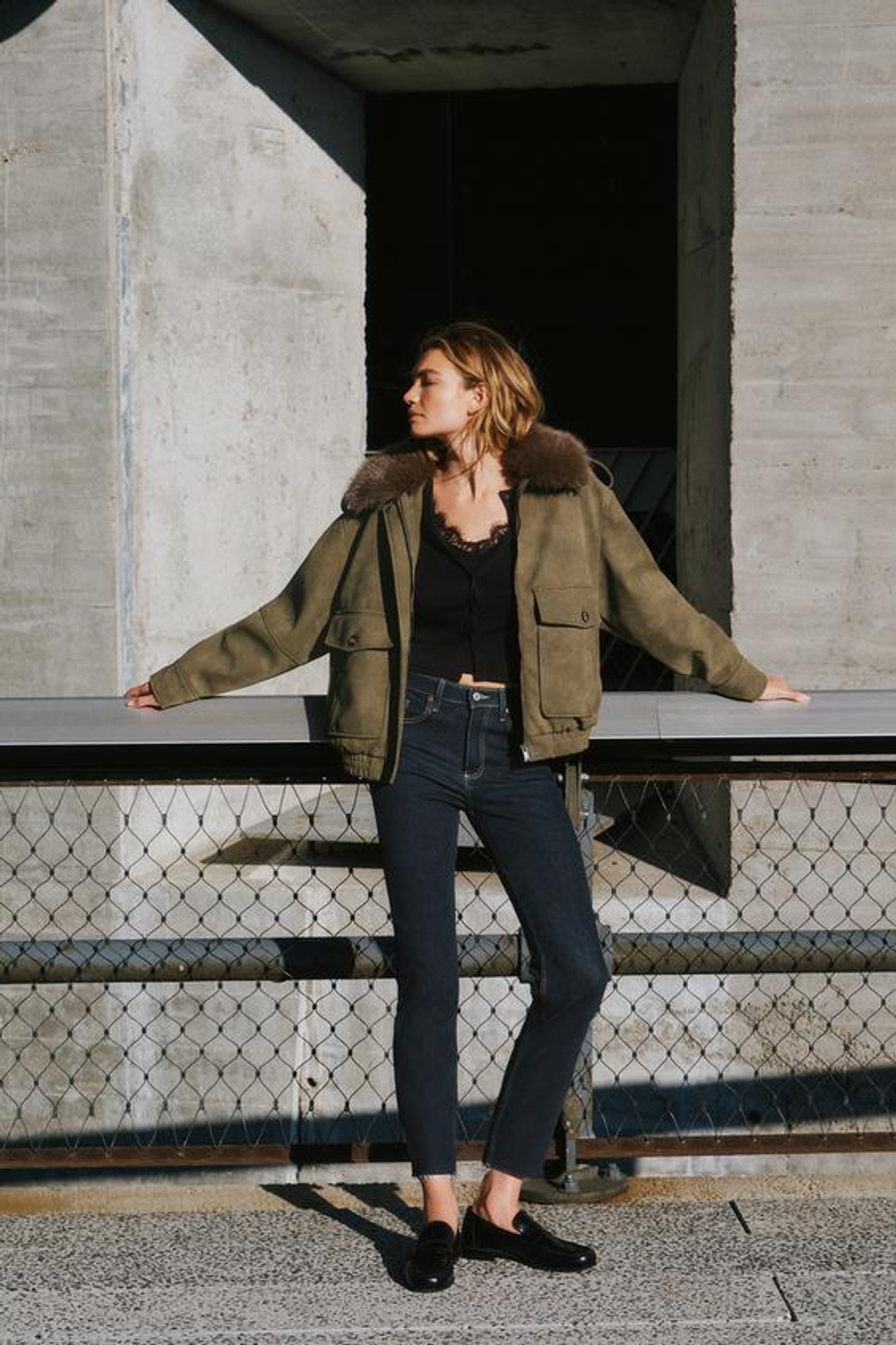 ZARA УКОРОЧЕННЫЕ РАСКЛЕШЕННЫЕ ДЖИНСЫ TRF С ВЫСОКОЙ ПОСАДКОЙ, ТЕМНЫЙ ИНДИГО