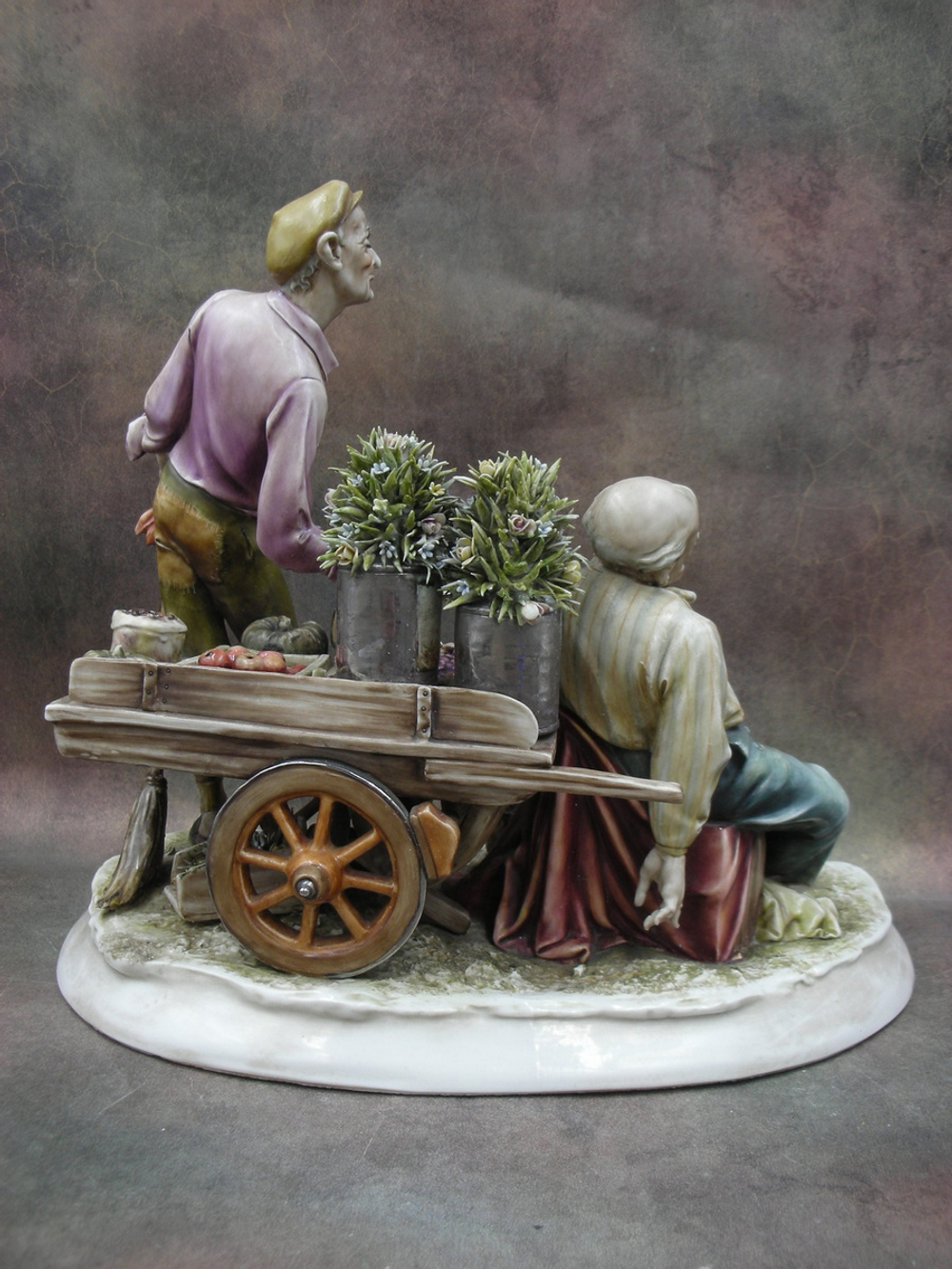 Статуэтка. Фарфор. Продавец фруктов. Capodimonte. Италия