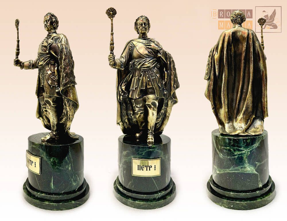 статуэтка Петр 1 со скипетром на постаменте