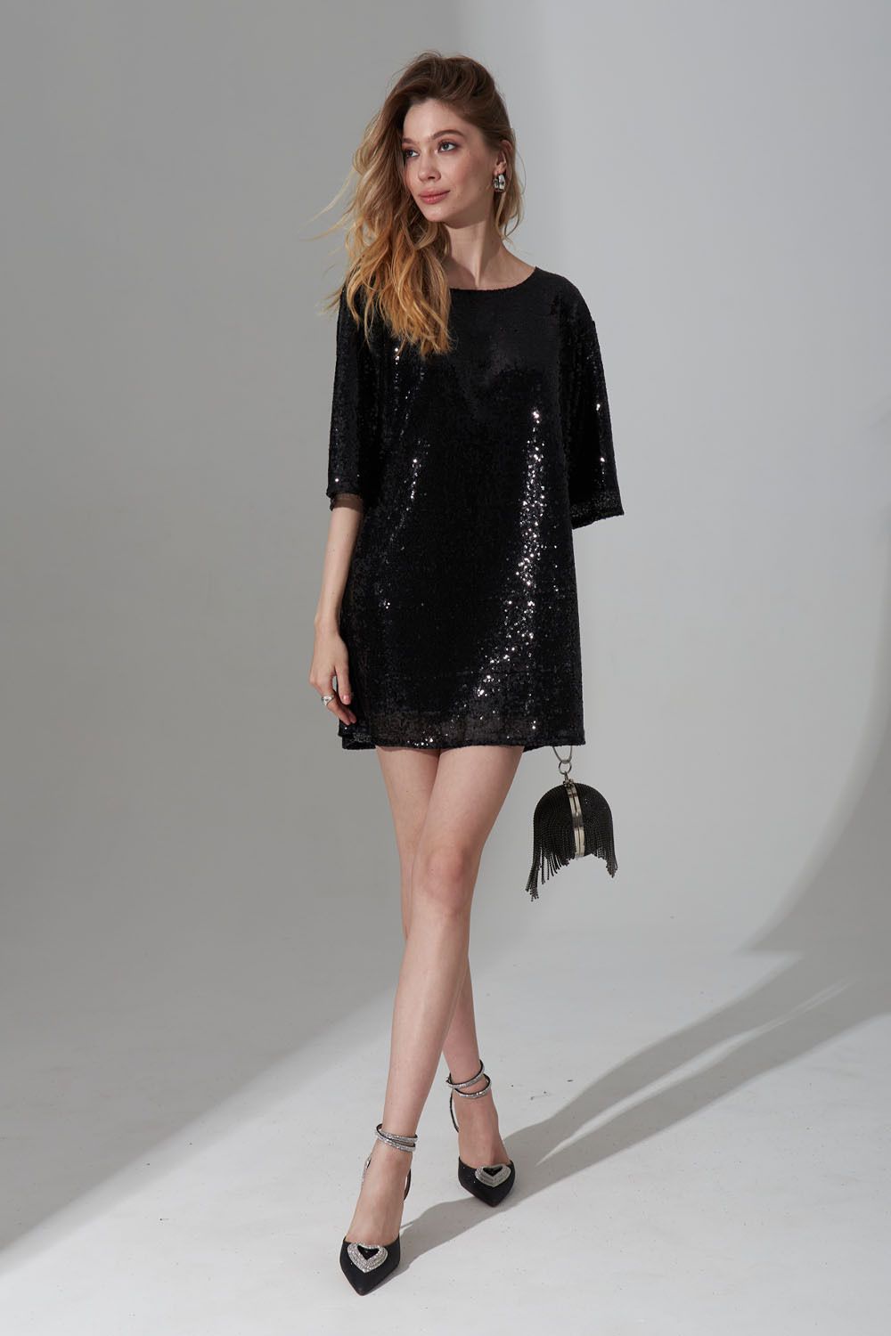 Платье-футболка с пайетками черного цвета