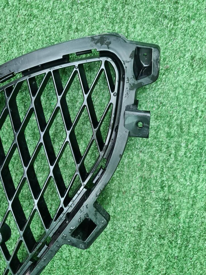 Решетка переднего бампера левая Genesis G70 20-нв