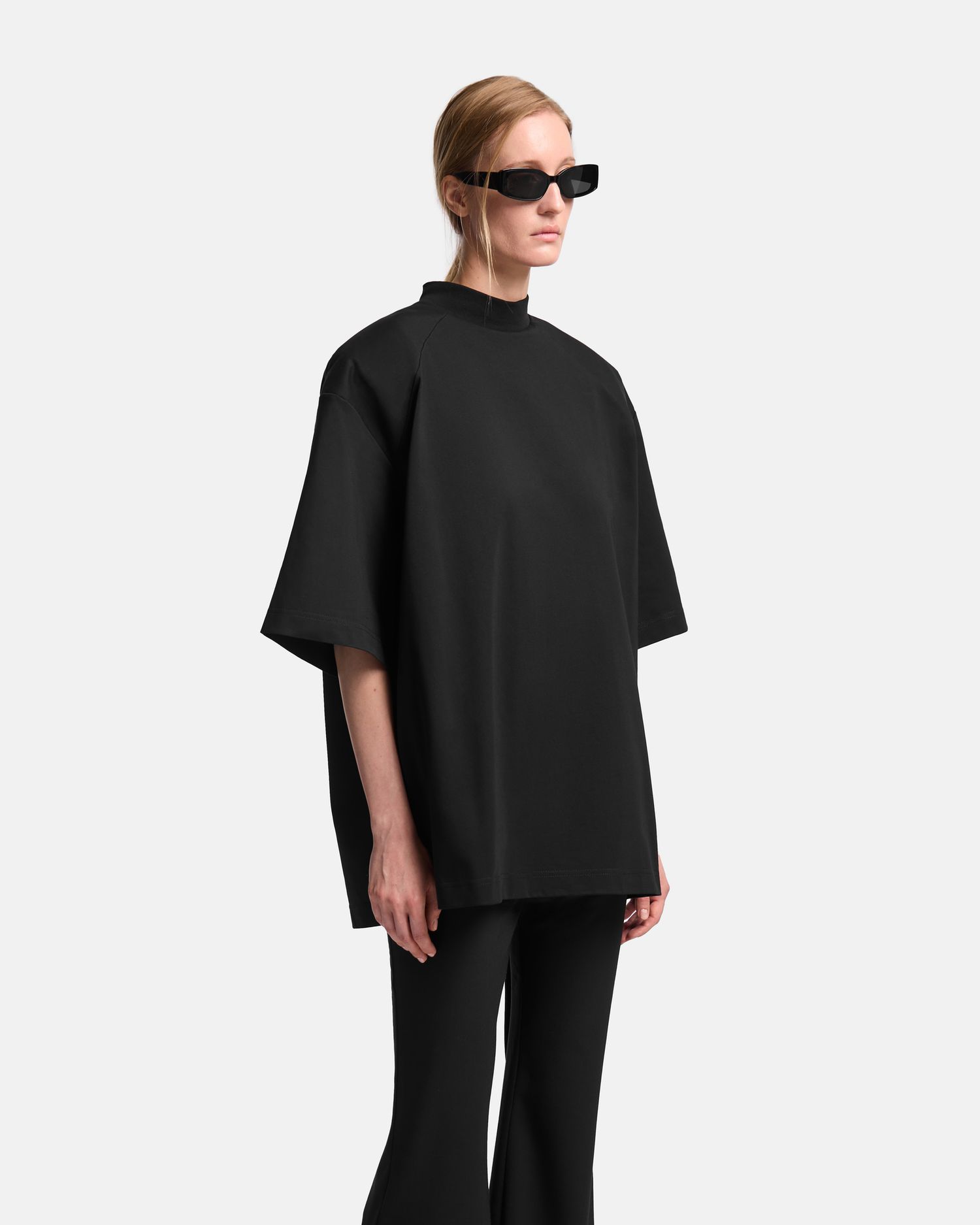 Футболка с подплечниками