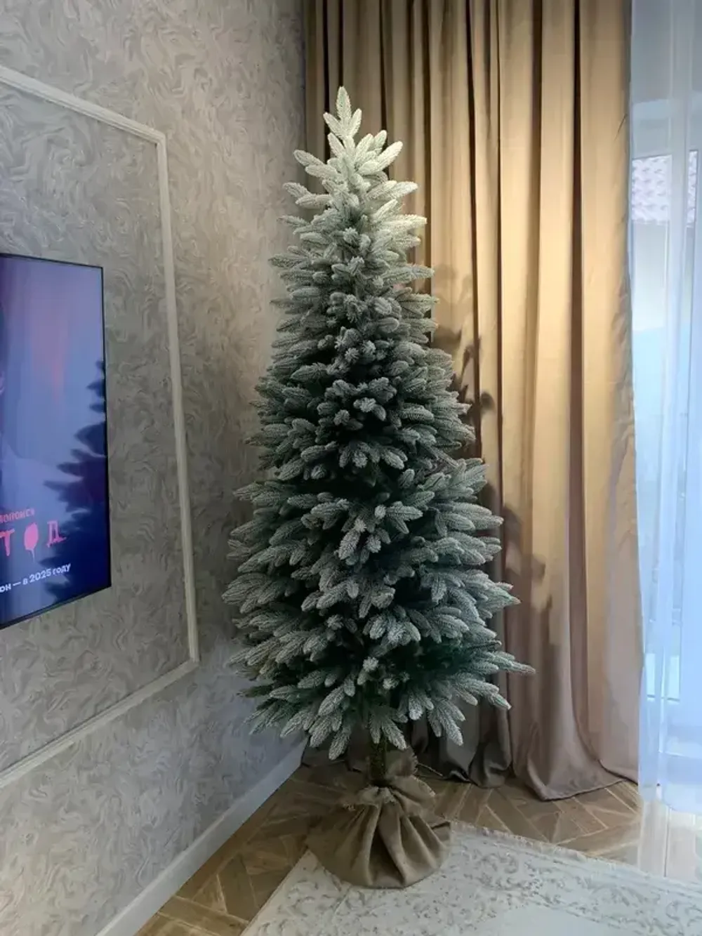 Заснеженная елка на ножке «Иветта» (Литая хвоя) 240 см / 2,4 м