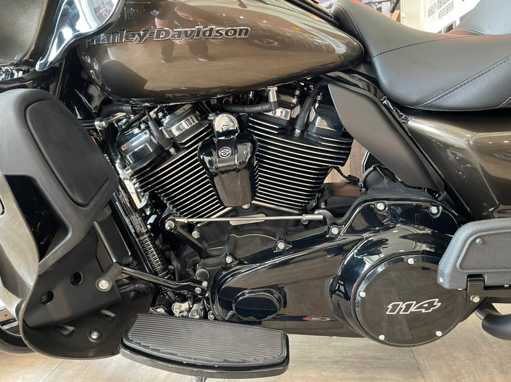 Ultra Limited, Harley-Davidson (FLHTK), 2020 "River Rock Gray / Vivid Black, Black Finish"