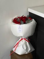 Букет из красных ранункулюсов и эвкалипта