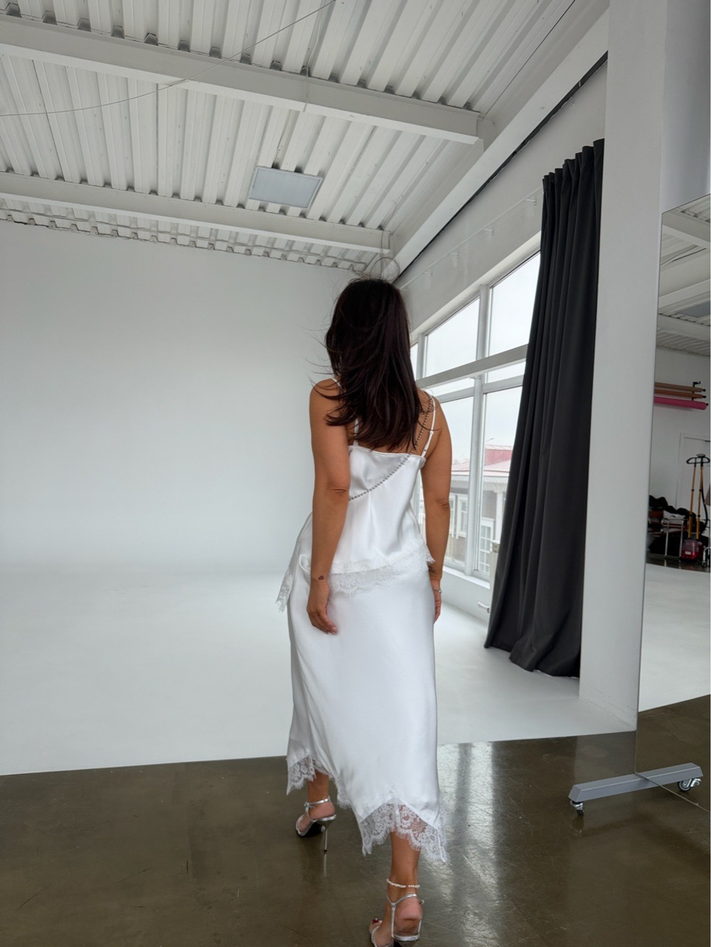 Шелковый костюм с юбкой белый