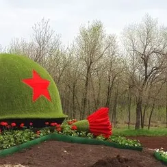Фигура топиари "Каска с гвоздикой"