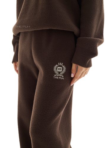 Шоколадный костюм с вышивкой и воротом-поло