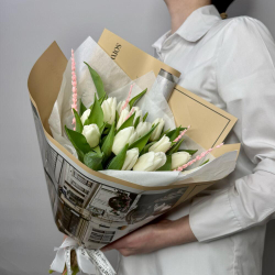 15 белых тюльпанов с нежной лавандой