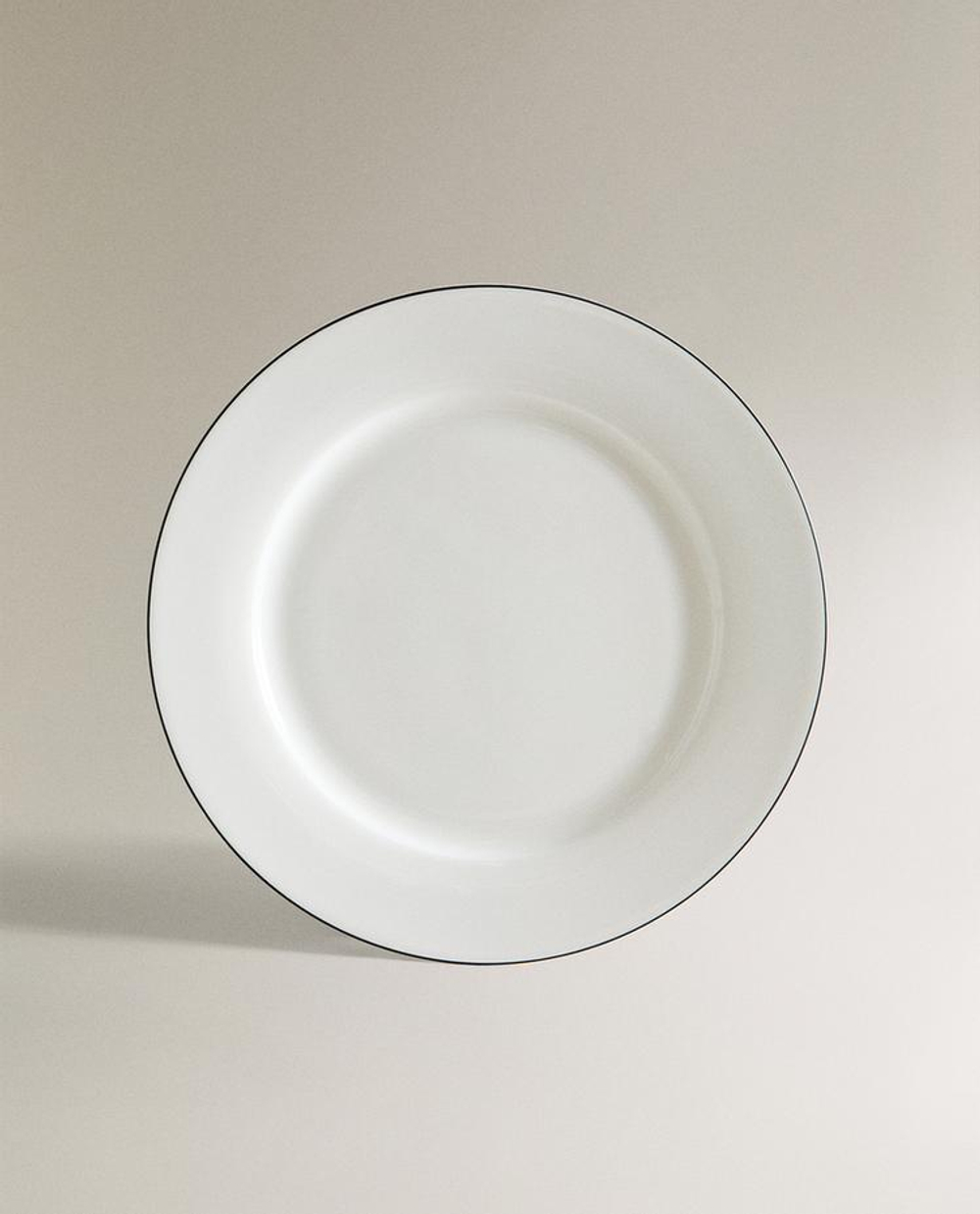 ZARA HOME ТАРЕЛКА ИЗ КОСТЯНОГО ФАРФОРА С ЧЕРНОЙ КАЙМОЙ, БЕЛЫЙ/ЧЕРНЫЙ