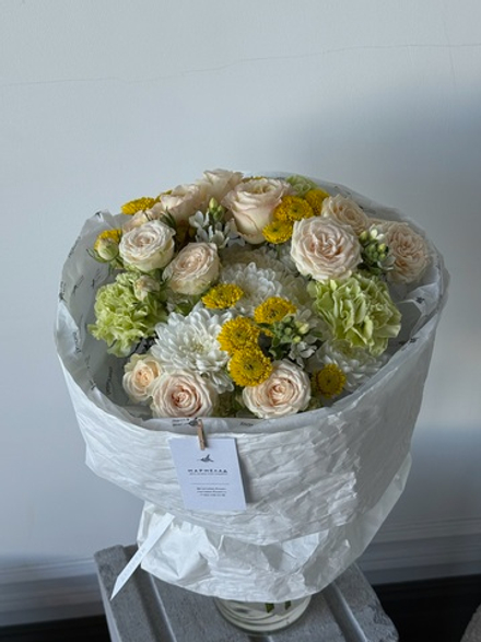 Букет из кустовых пионовидных роз, хризантемы, диантусов и оксипеталума