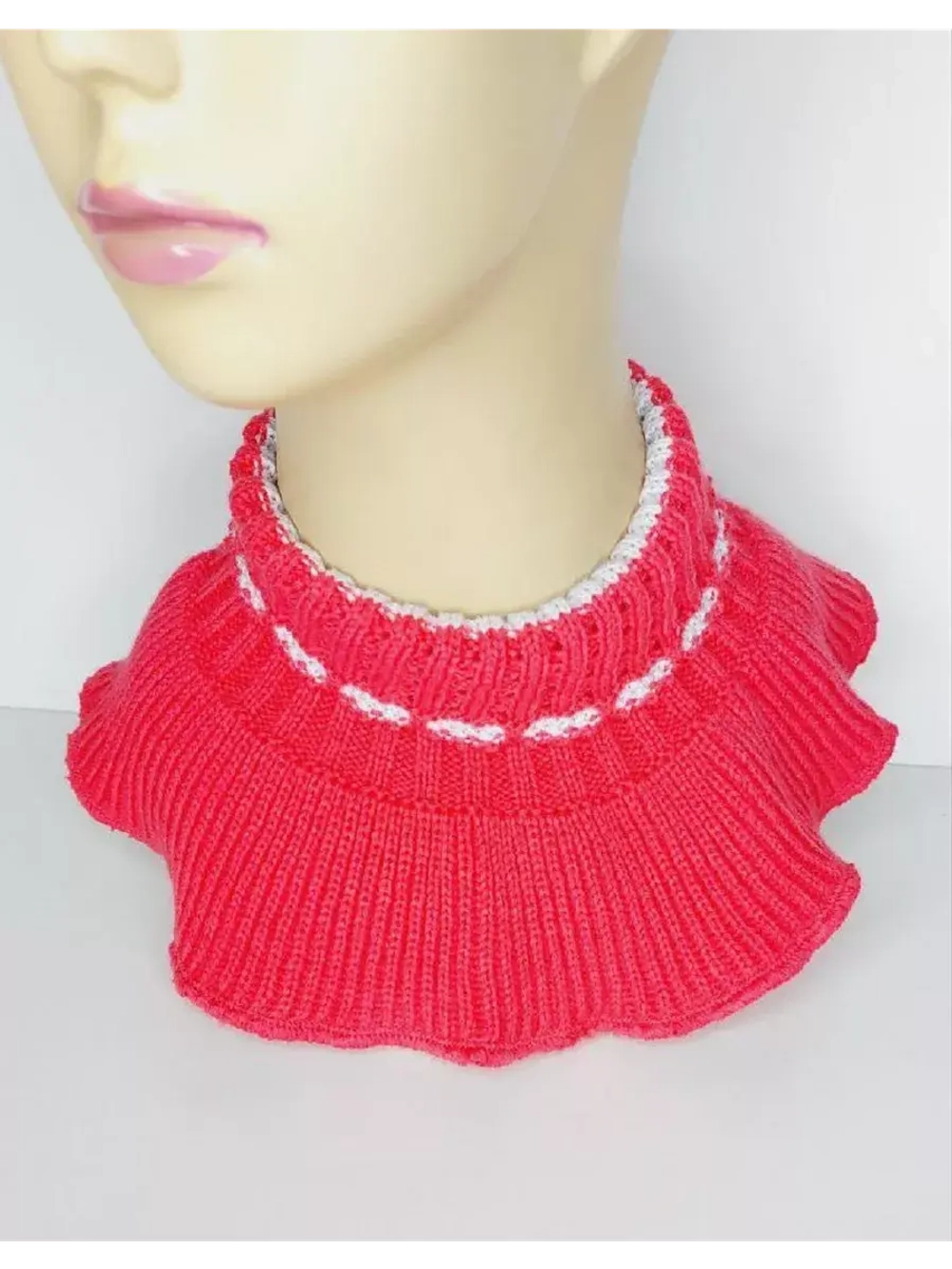 Манишка детская вязаная.