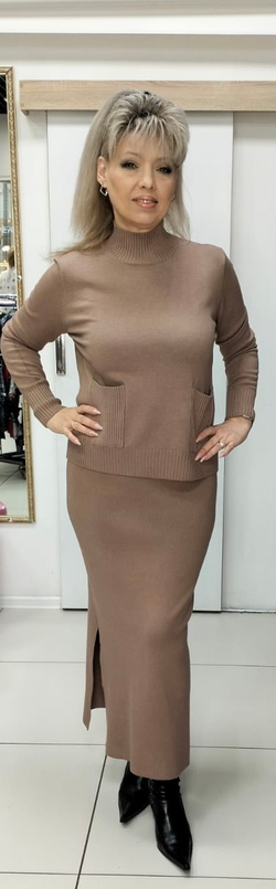 Трикотажный юбочный костюм в цвете капучино