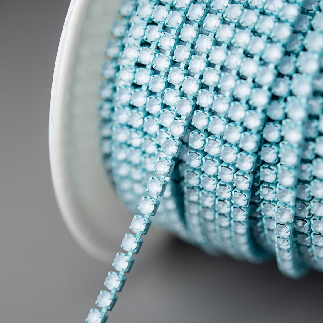 Матовая стразовая цепь, 2мм, голубой кристалл в нежно-голубых цапах