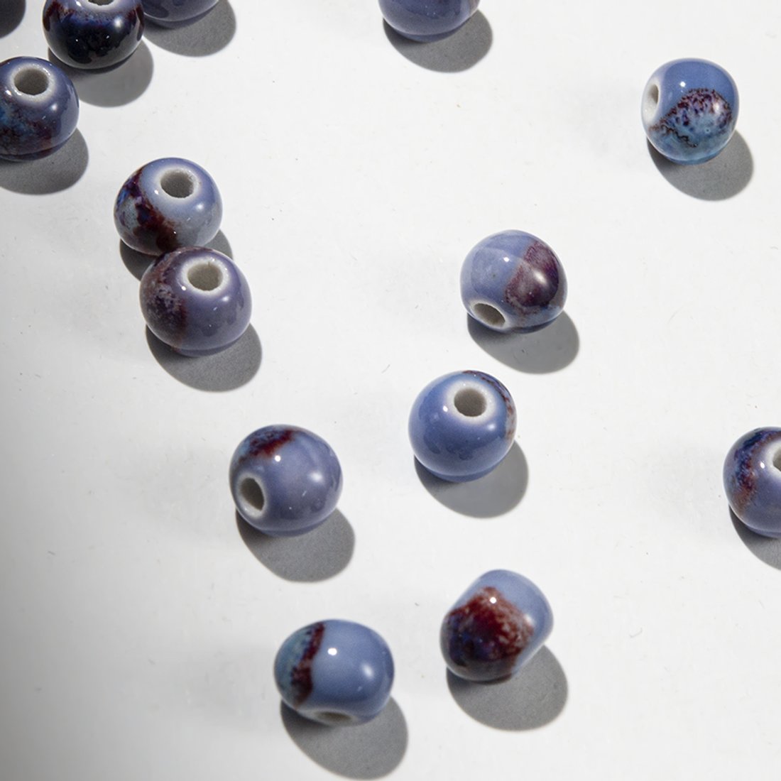 Бусина в форме шара, 8,5мм, бордово-синяя, глазурированный фарфор