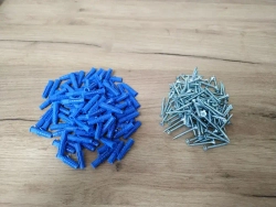 Набор оцинкованных саморезов 4 х 35 и дюбелей 6 х 30 - 10 штук.