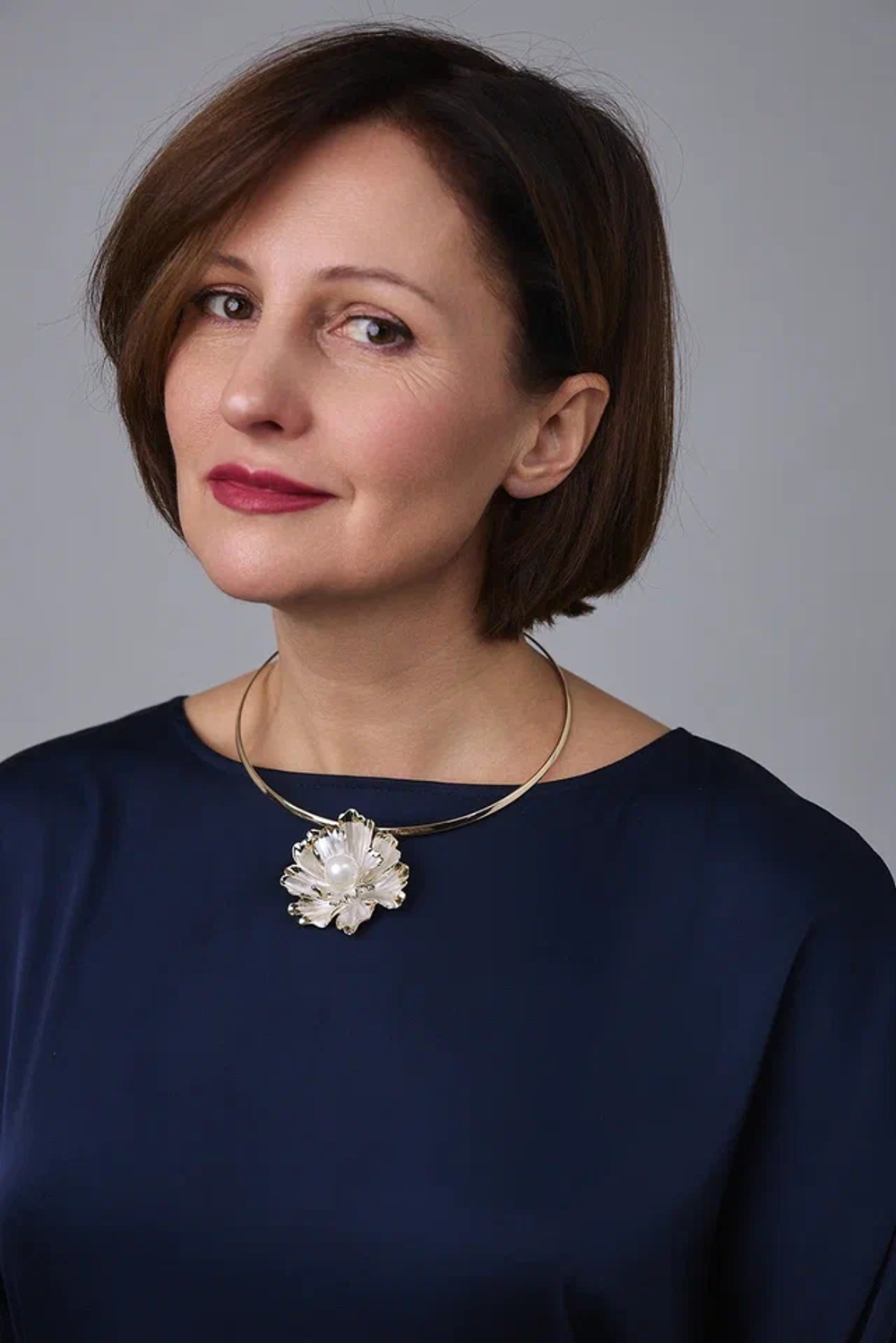 Брошь подвеска цветок из перламутра с жемчужиной, золотая окантовка