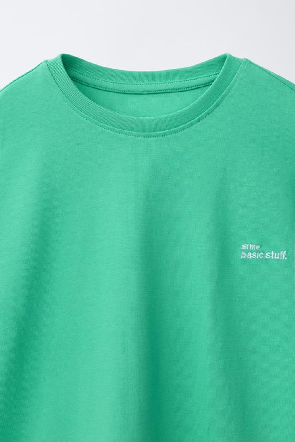 ZARA ФУТБОЛКА ИЗ ПЛОТНОЙ ТКАНИ С ВЫШИТОЙ НАДПИСЬЮ, НАСЫЩЕННЫЙ ЗЕЛЕНЫЙ