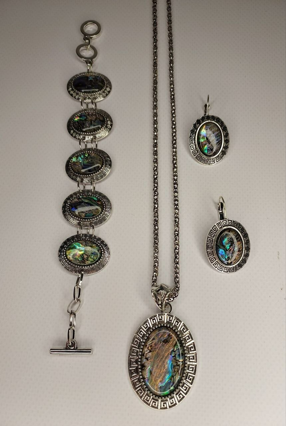 Комплект бижутерии. Подвеска, серьги, браслет с перламутровыми вставками "Перламутр" Форма "Овал"