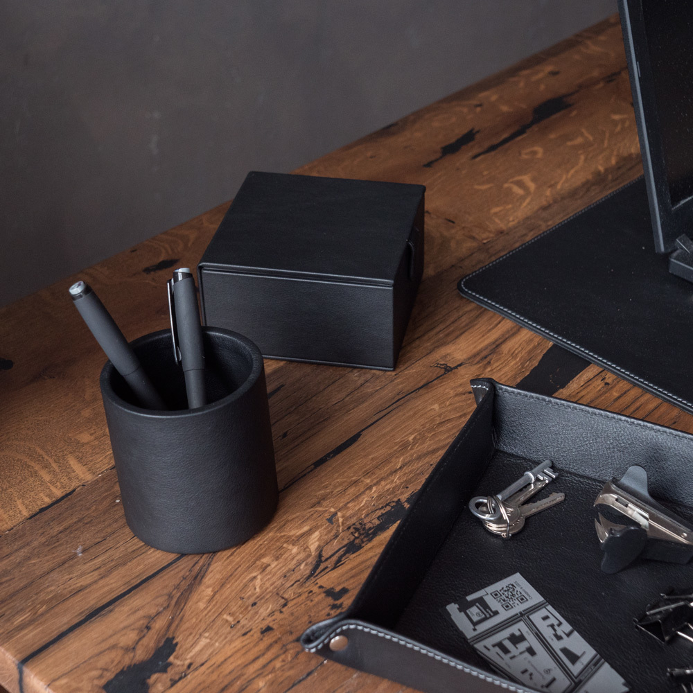 Подставка для ручек из кожи теленка, черного цвета