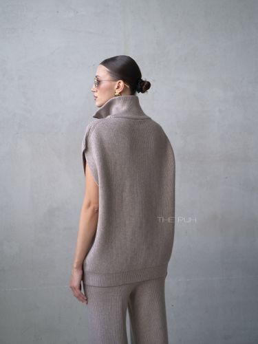 Костюм из жилета и брюк в цвете капучино