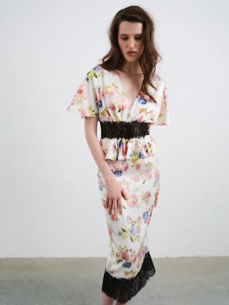 Ясмин (Yasmine), топ из черного атласа с цветочным принтом и отделкой кружевом