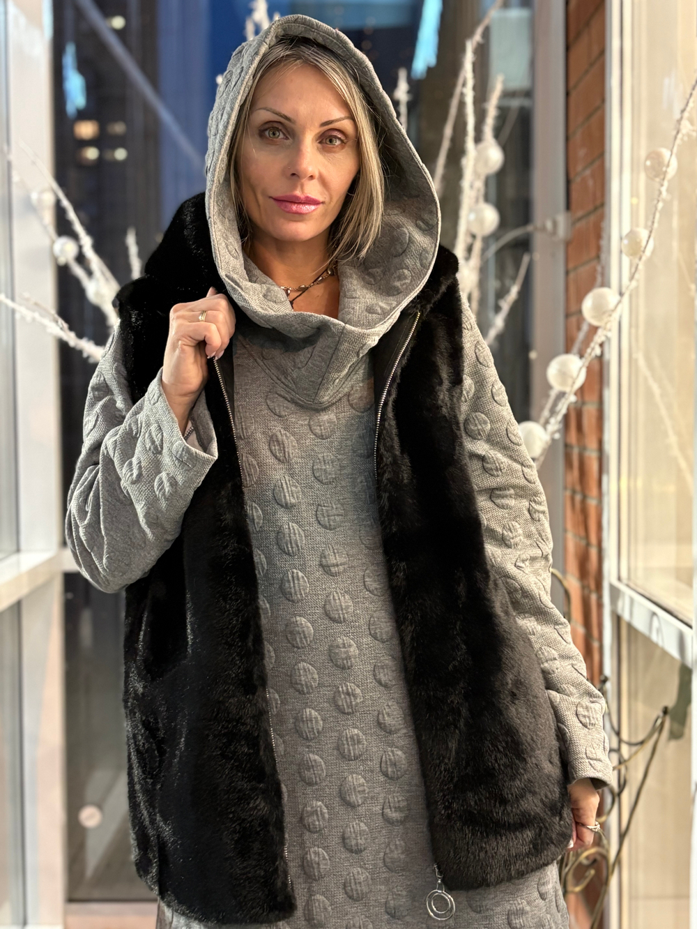 Жилет с капюшоном /черный