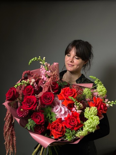 Сборный букет «Алые мотивы»