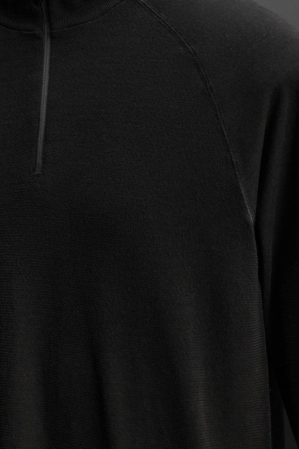 ZARA ФУТБОЛКА С ГОРЛОВИНОЙ НА МОЛНИИ, ЧЕРНЫЙ