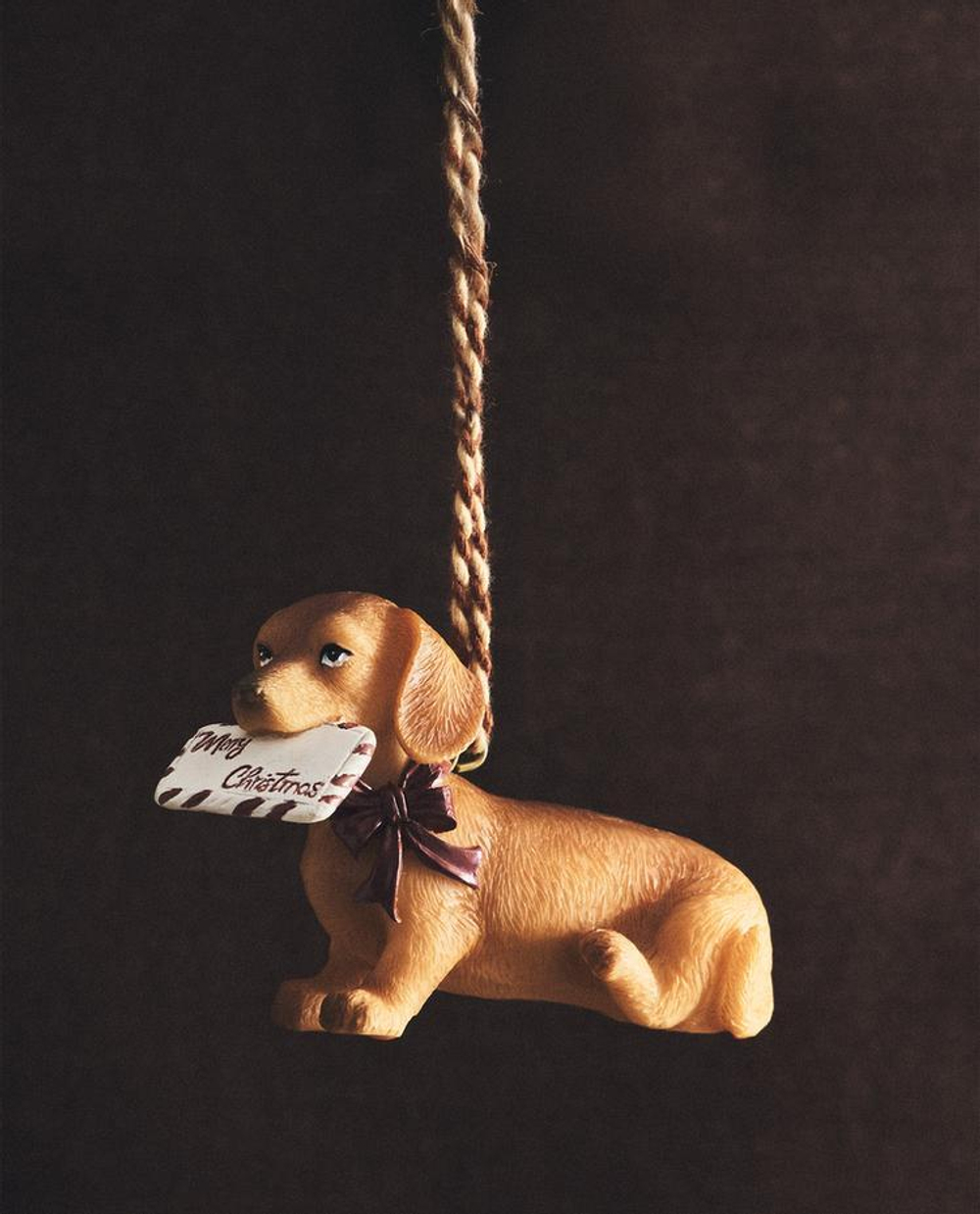 ZARA HOME НОВОГОДНЕЕ ЁЛОЧНОЕ УКРАШЕНИЕ В ФОРМЕ ФИГУРКИ «СОБАКА С ПИСЬМОМ», КОРИЧНЕВЫЙ
