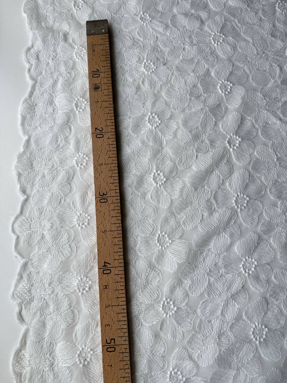 Вышивка Ромашки на сетке