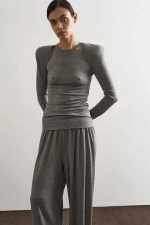 Лонгслив с акцентным плечом Layer