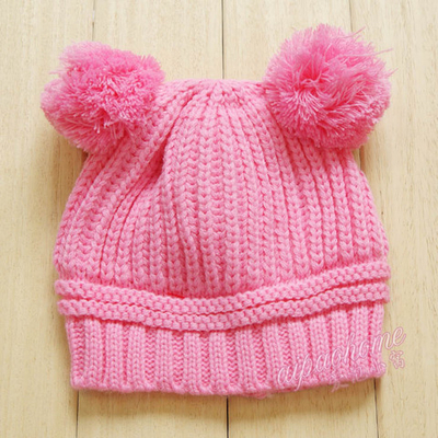 Шапка объемной вязки с помпонами