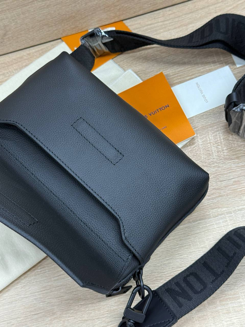 Сумка-мессенджер Louis Vuitton