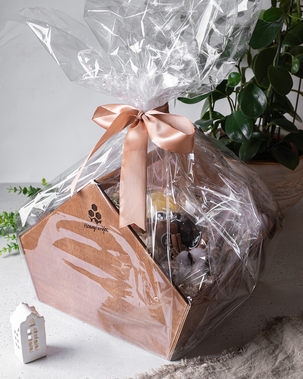 Подарочный набор орехов и сухофруктов в деревянном ящике