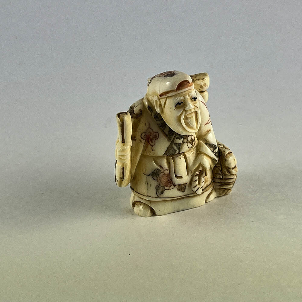 Статуэтка нэцкэ Дзюродзин со свитком, кузовком и корзиной рыбы