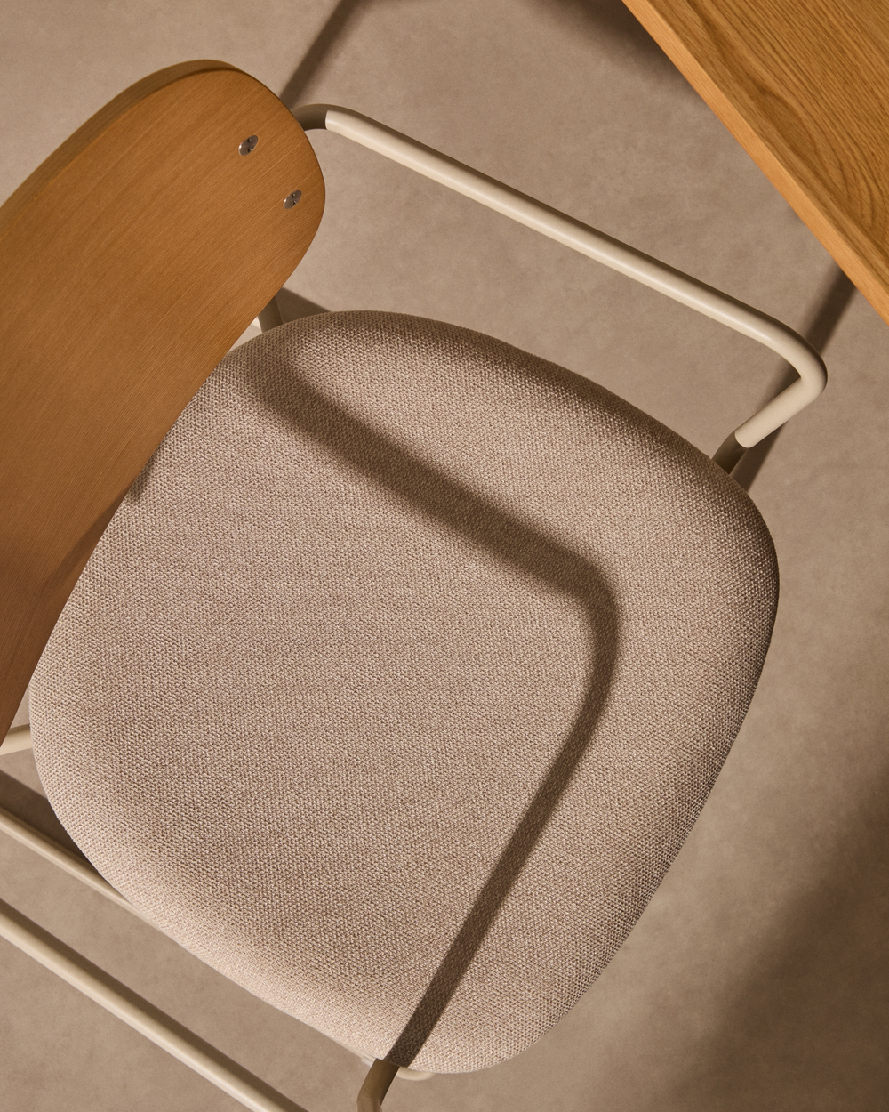 Стул Meli с подлокотниками с сиденьем из бежевого шенилла и бежевыми металлическими ножками