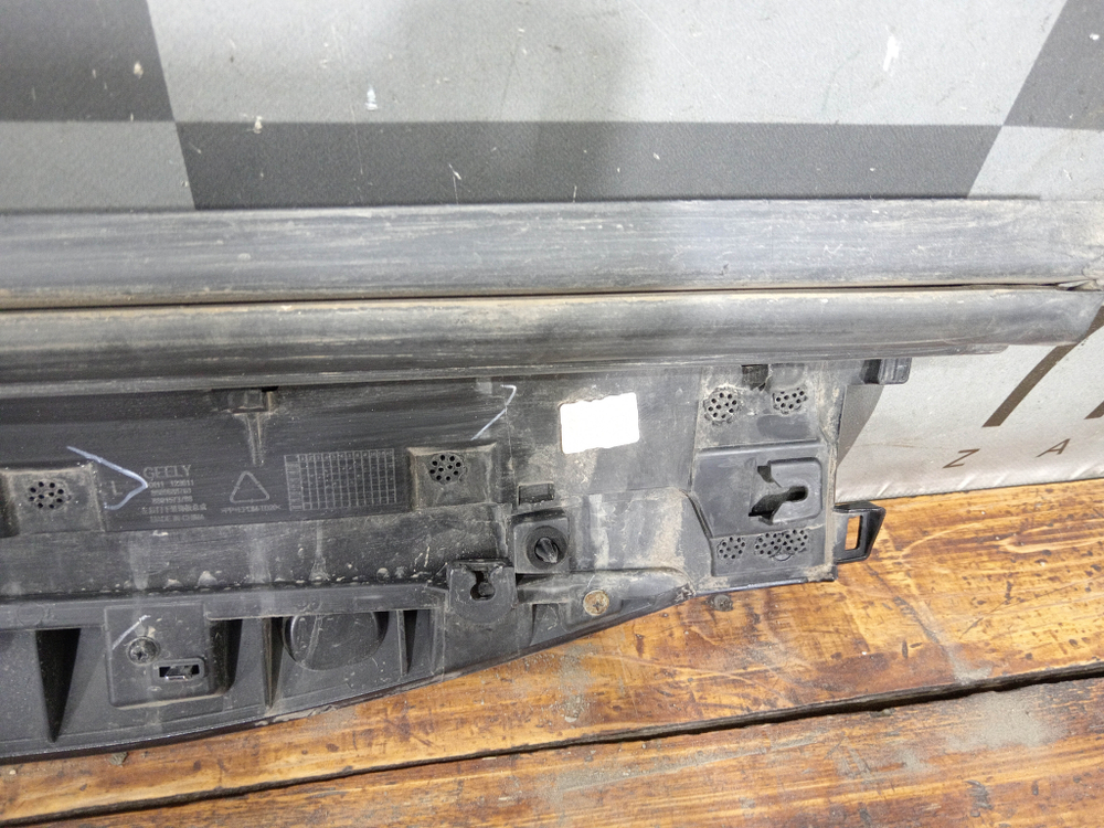 Накладка двери задней левой Geely Monjaro 21-нв Б/У Оригинал 6073120300