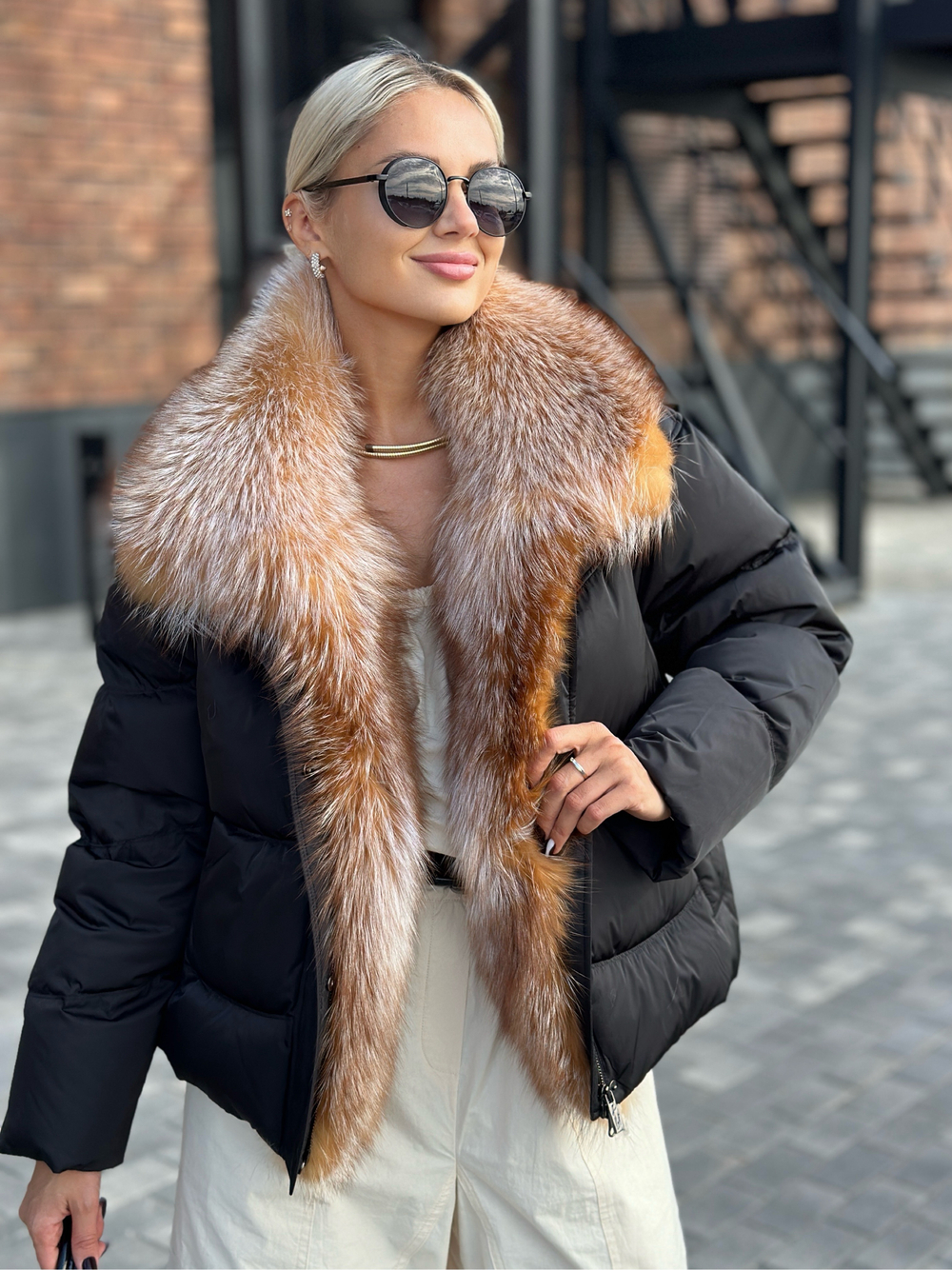 Пуховик зимний черный с мехом лисы «огневки» 60см